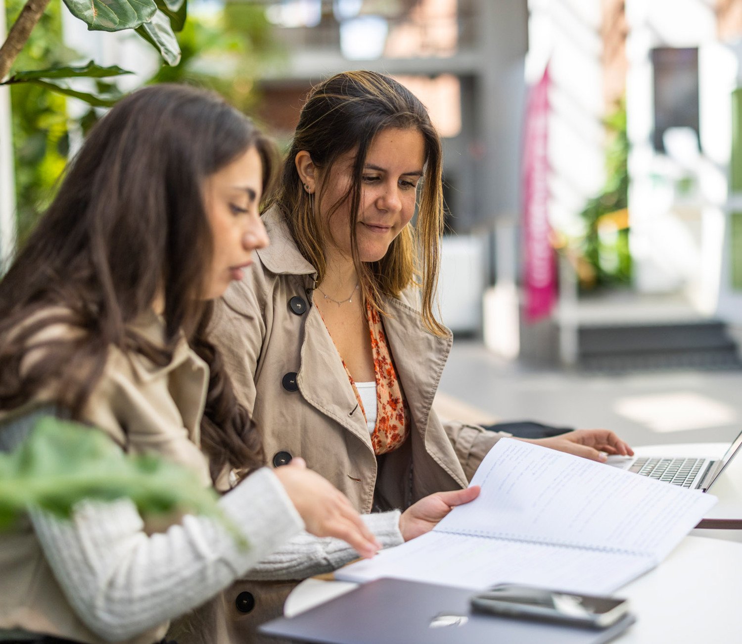 Studenter inomhus på campus Solna vårterminen 2022.