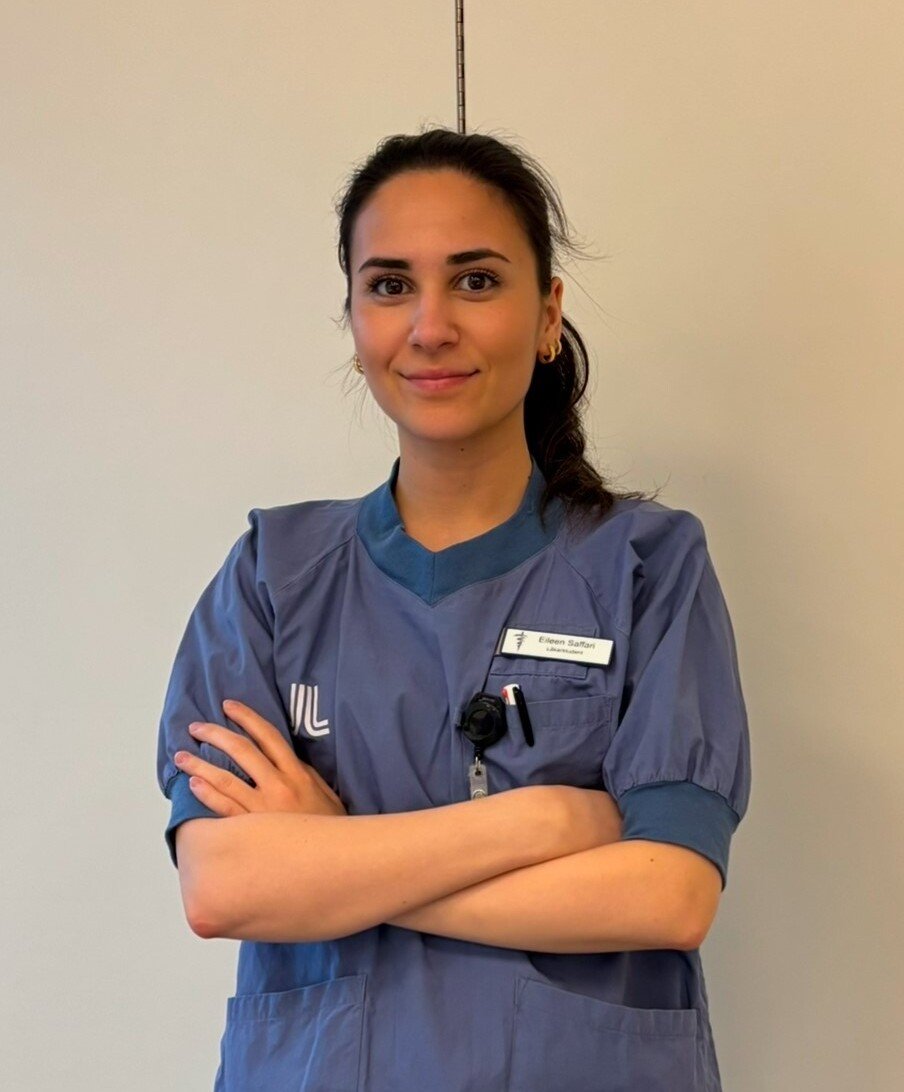 KI-student som tittar in i kameran