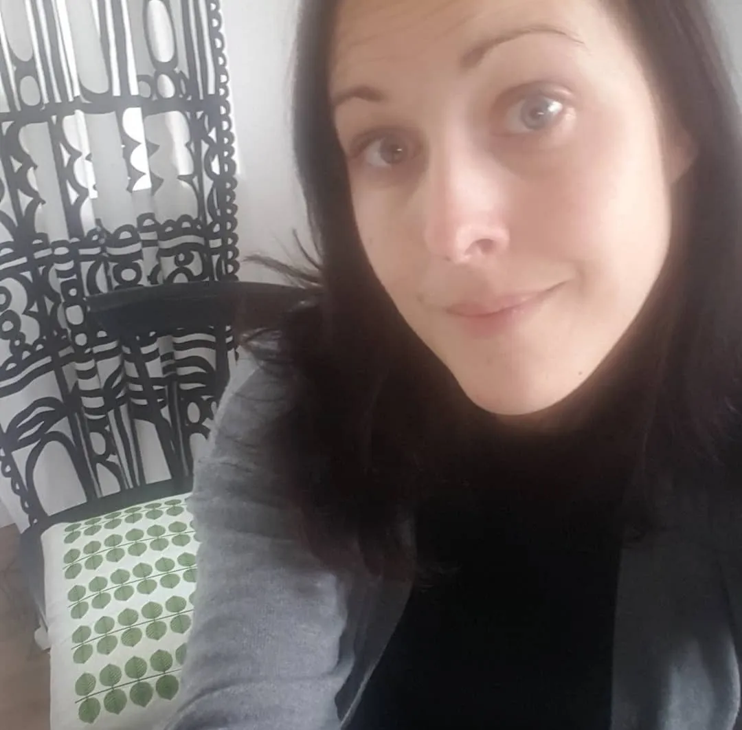 Selfie av kvinna med svart hår.