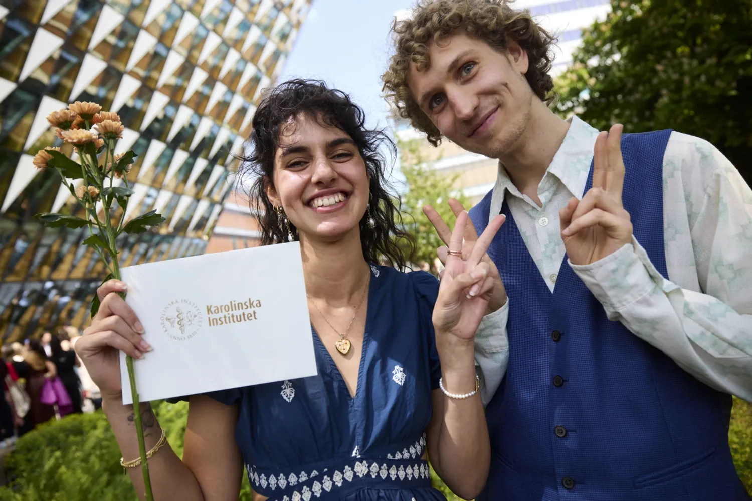 Sima Mohseni i blå klänning tillsammans med klasskompisar || Sima Mohseni i blå klänning tillsammans med klasskompisar || Sima Mohseni i blå klänning tillsammans med klasskompisar || Sima Mohseni i blå klänning tillsammans med klasskompisar