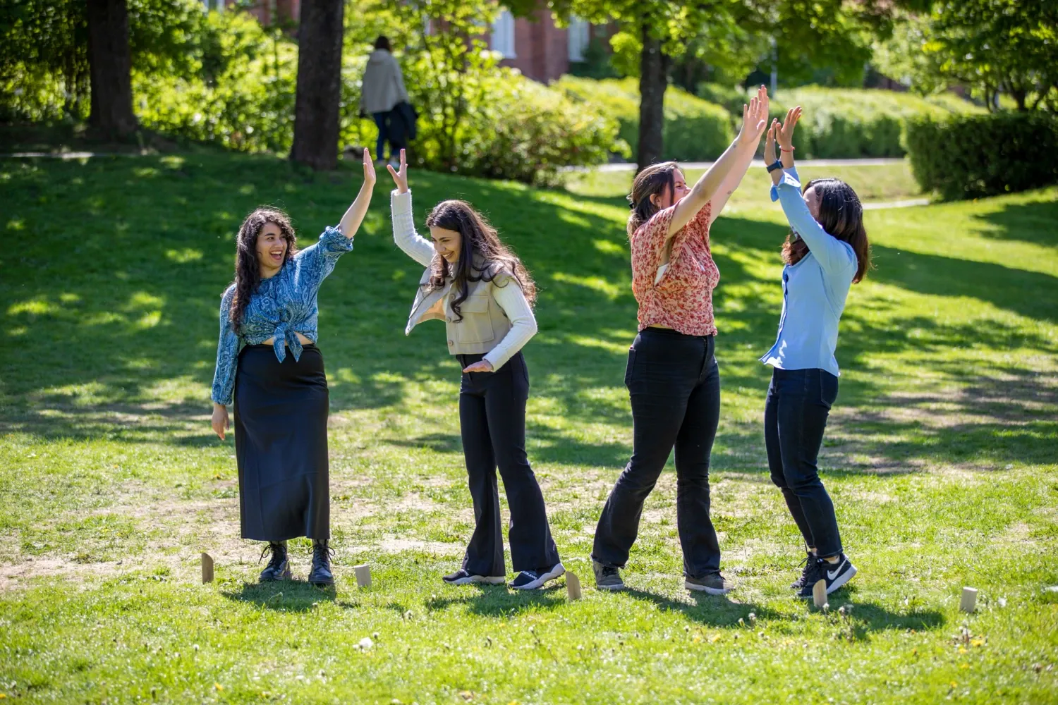 Studenter som spelar kubb på gräsmattan på campus Solna