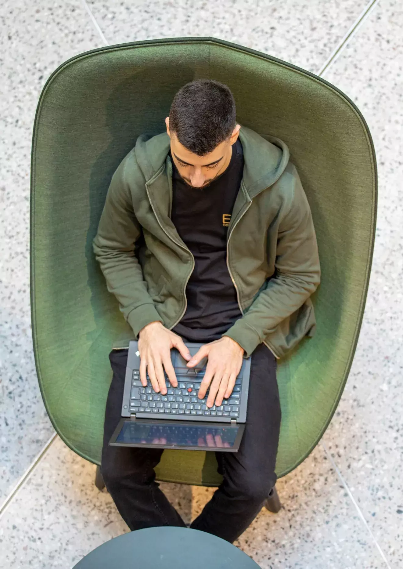 En student som använder en bärbar dator.