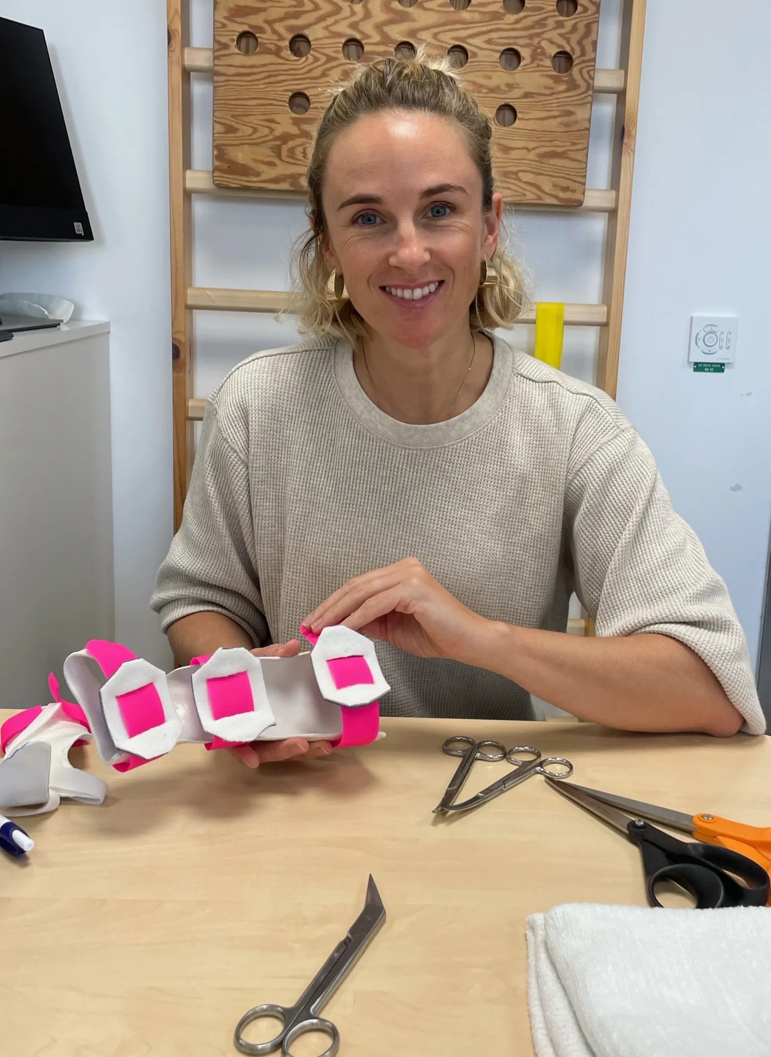 KI-studenten Lilas under en workshop om ortostillverkning