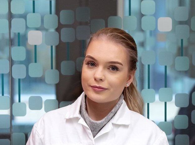 En student poserar för en bild inför en intervju