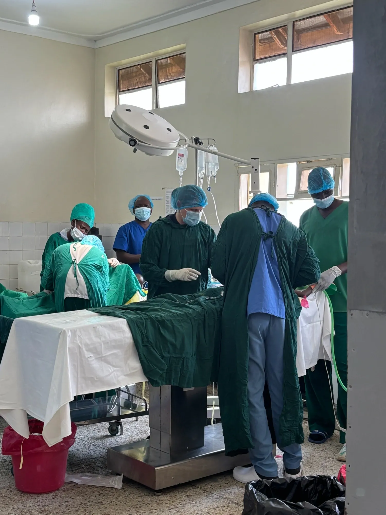 Kirurger i arbete på en klinik i Uganda