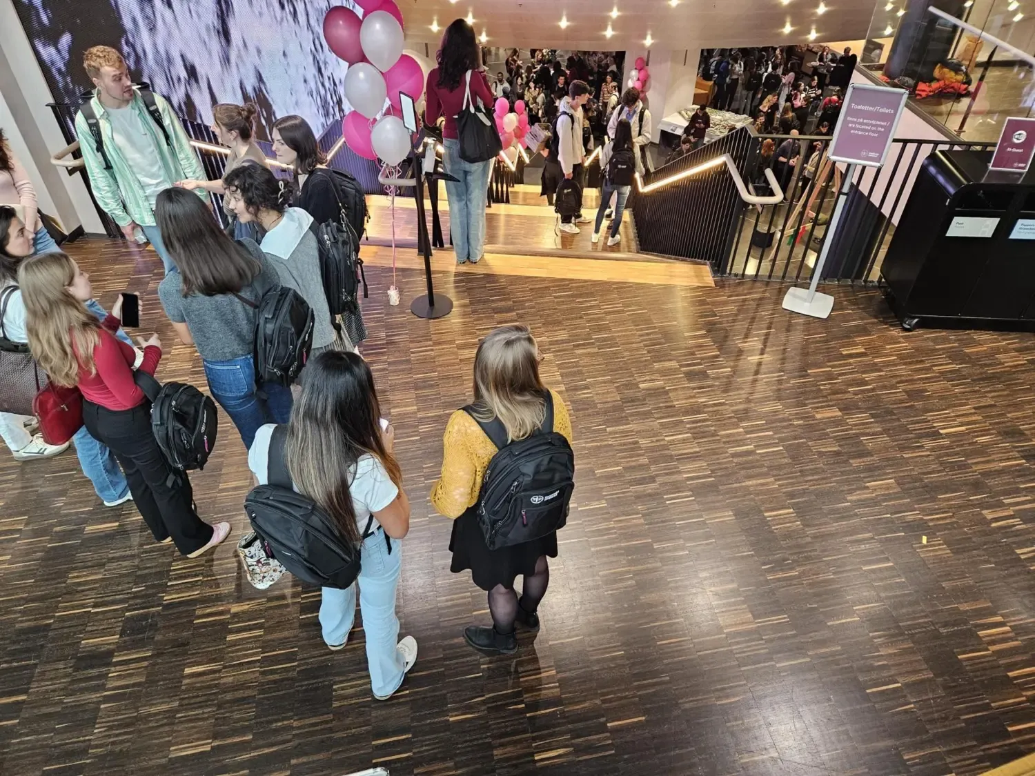 Studenter under mässan den 29 augusti