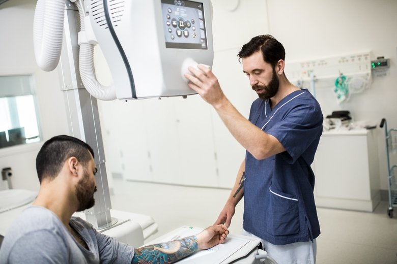 röntgensjuksköterskestudent med patient