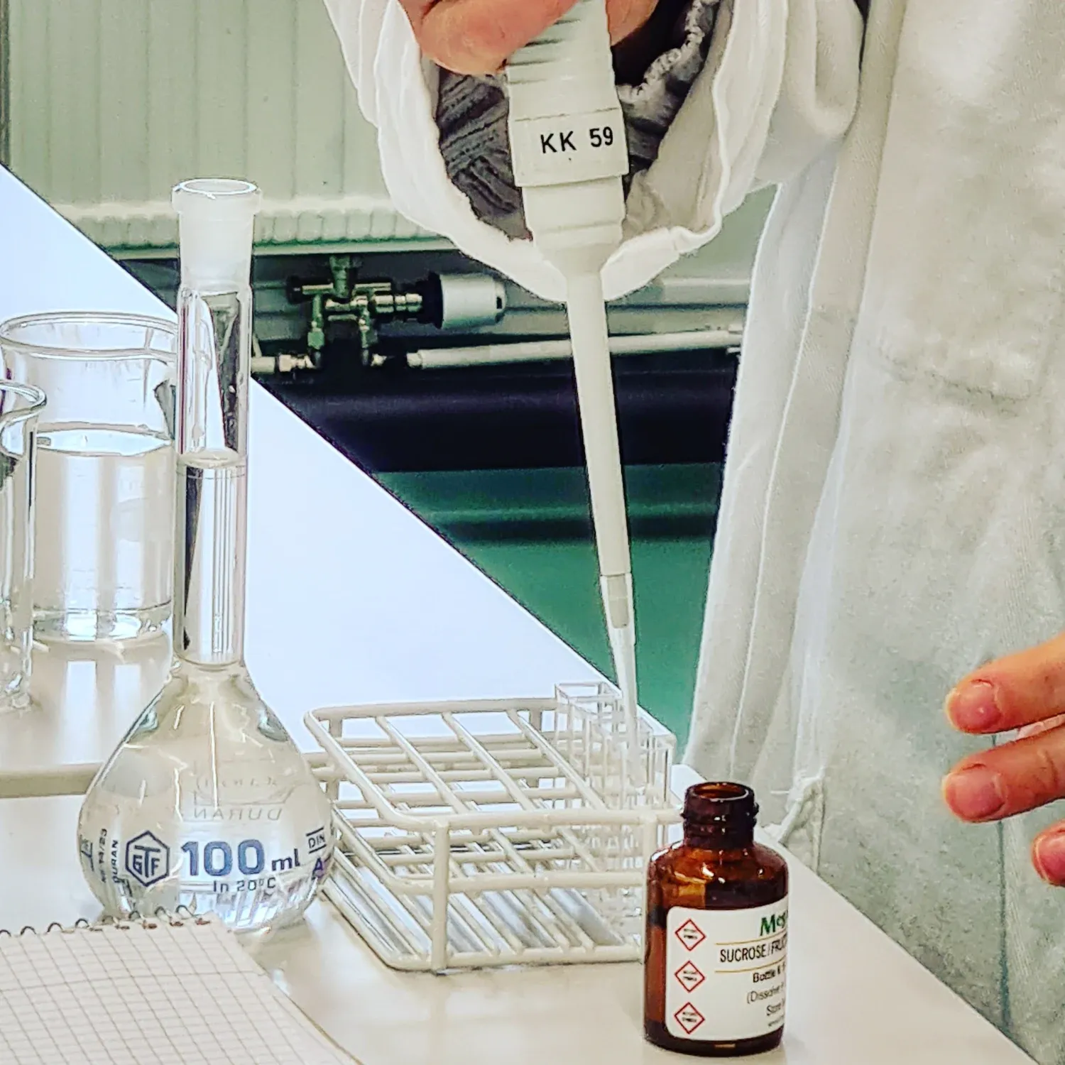 lab. miljö, student som använder pipett