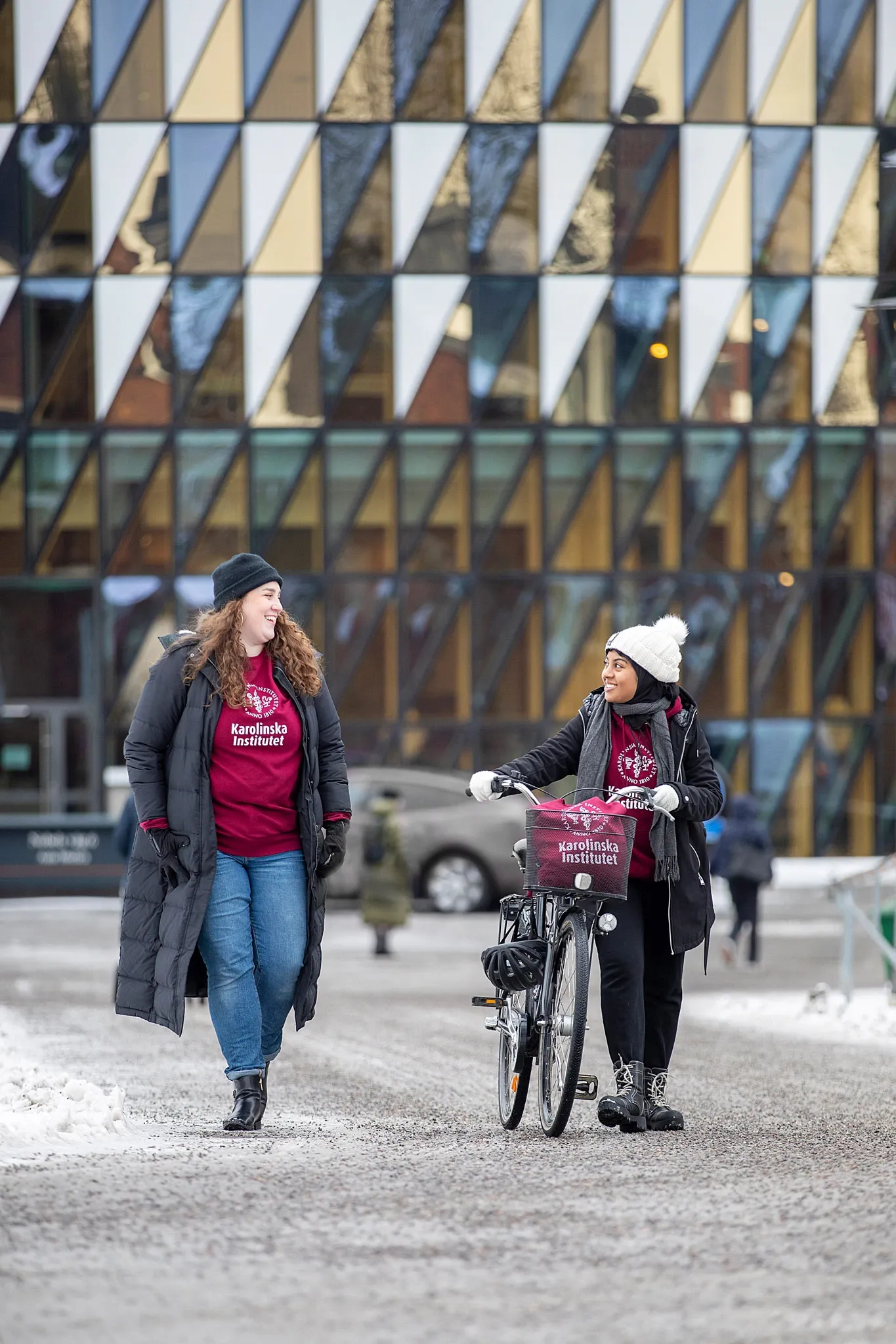 Studenter utomhus på campus Solna en snöig vinterdag.