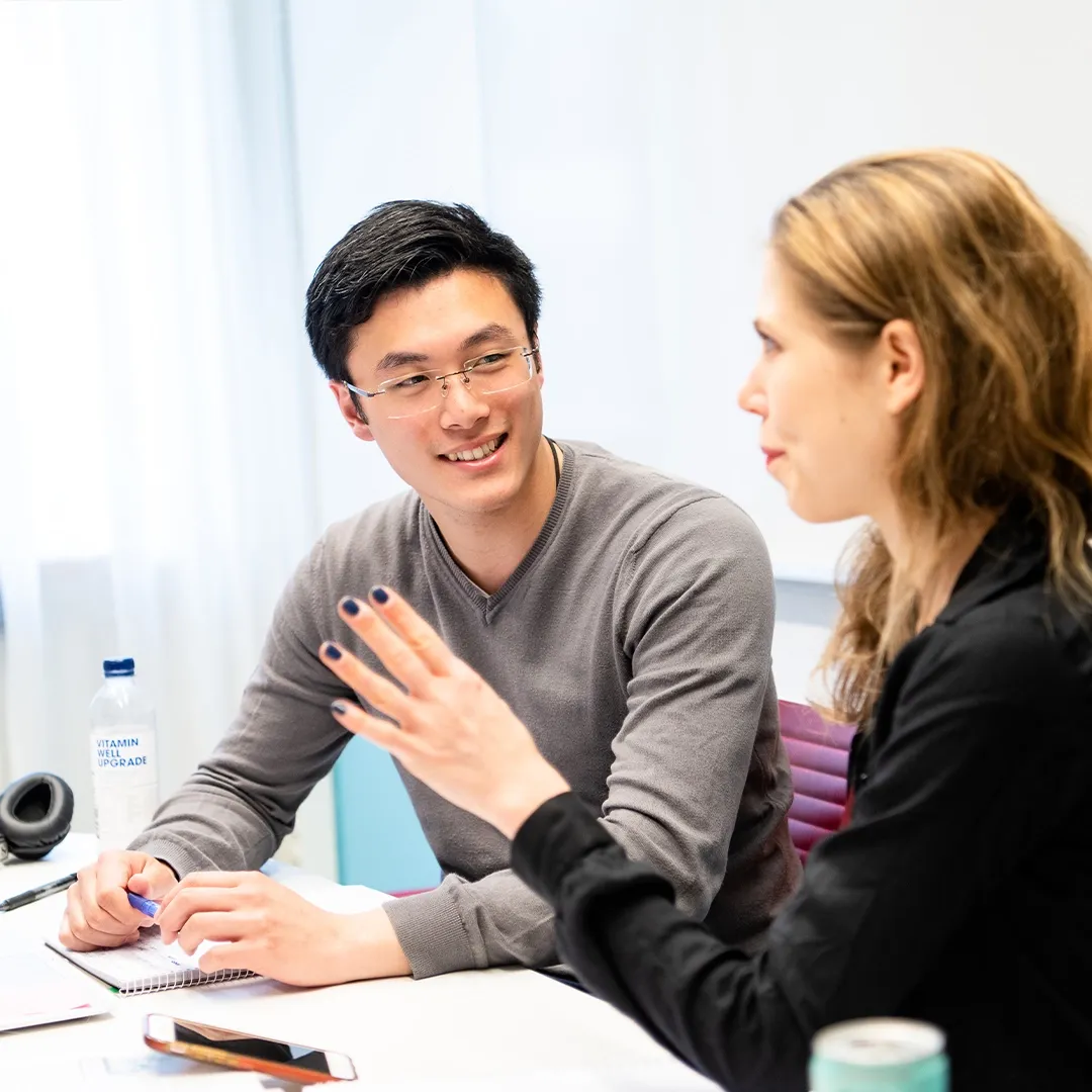 Två personer som samtalar.