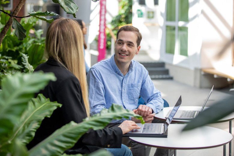 studenter på campus