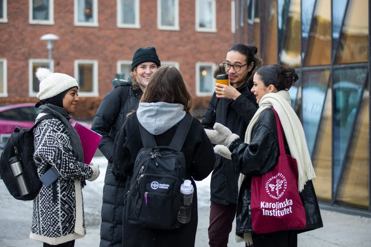 Studenter utomhus på campus Solna. || Studenter utomhus på campus Solna.