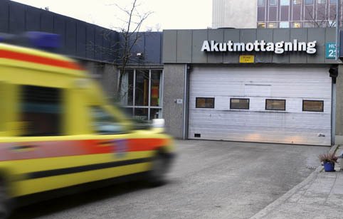 Ambulans på väg in till ambulanshallen