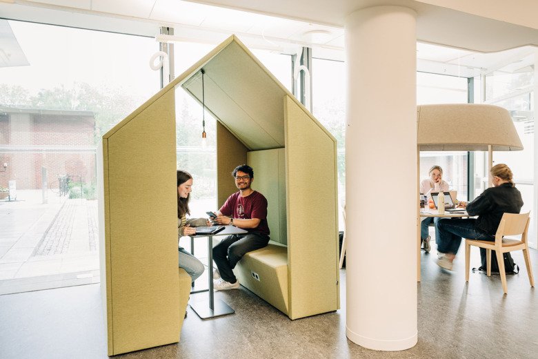 Studenter i biblioteket i Solna.