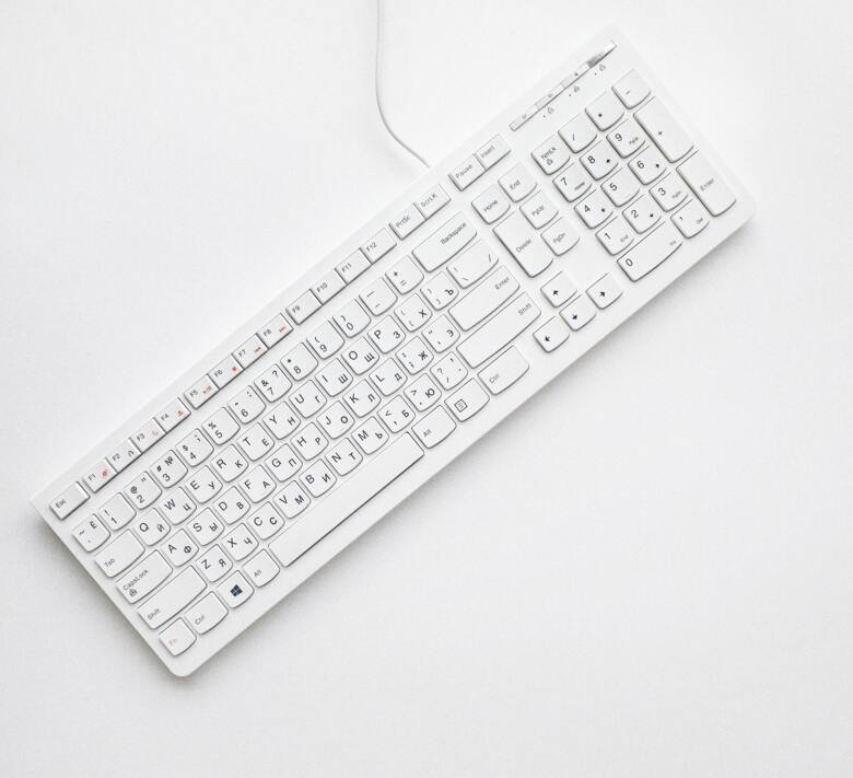 En bild på ett vitt tangentbord