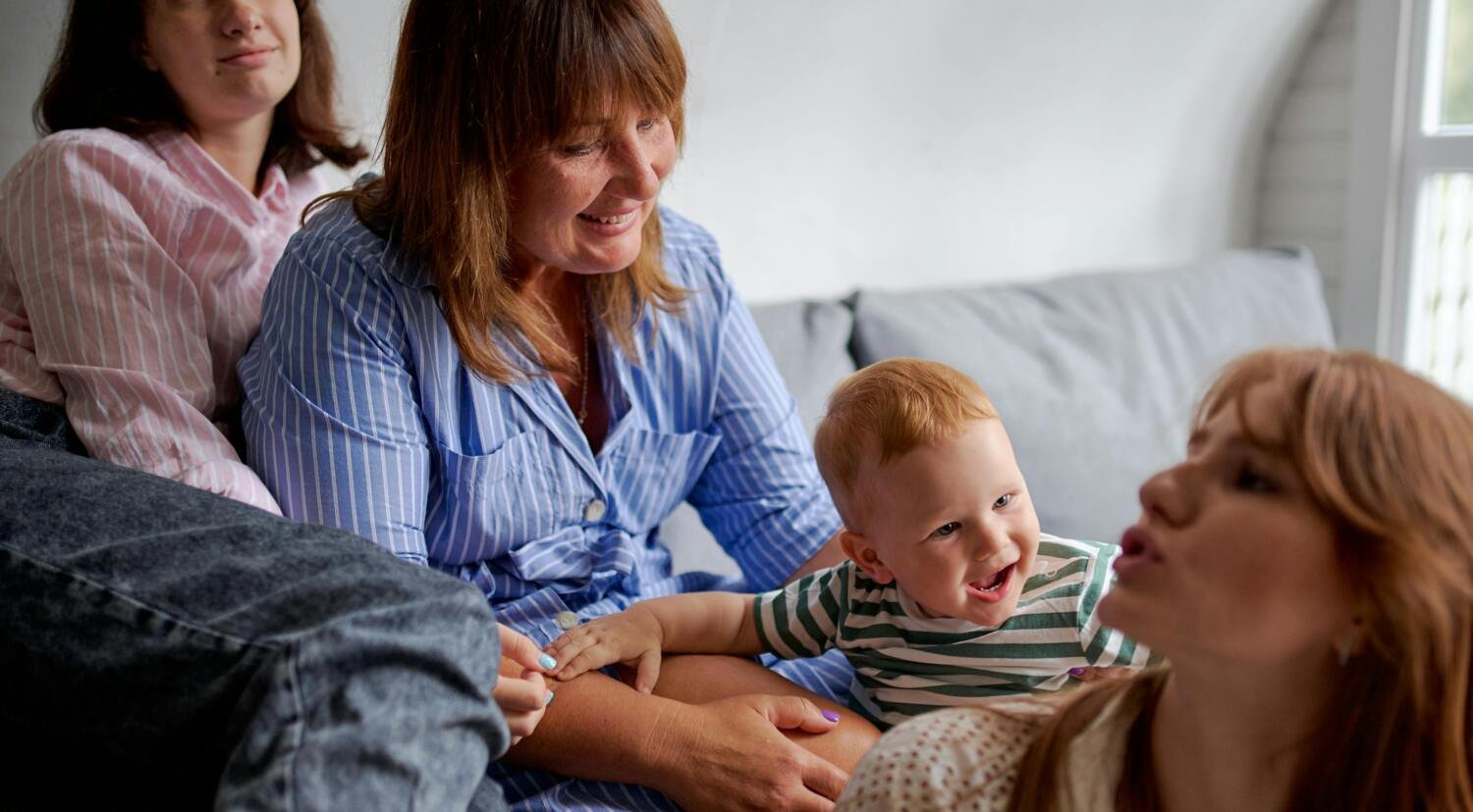 Kvinnor ur tre olika generationer från mormor eller farmor till bebis.