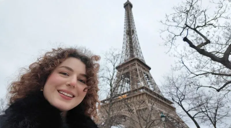 Sandra Koj, utbytesstudent i Paris framför Eiffeltornet.