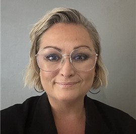 kvinna med glasögon
