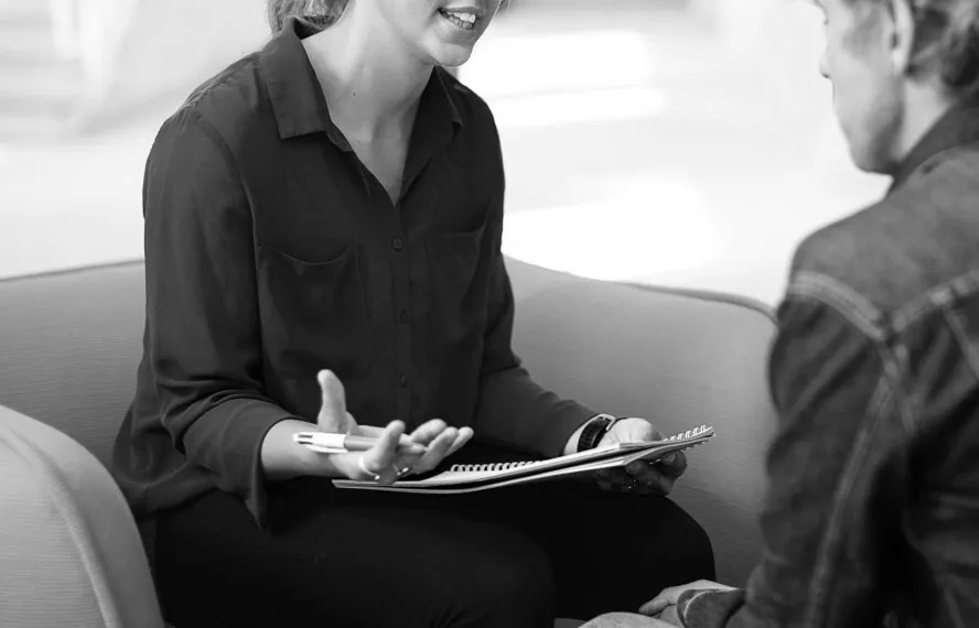 Bild på person i samtal med en patient