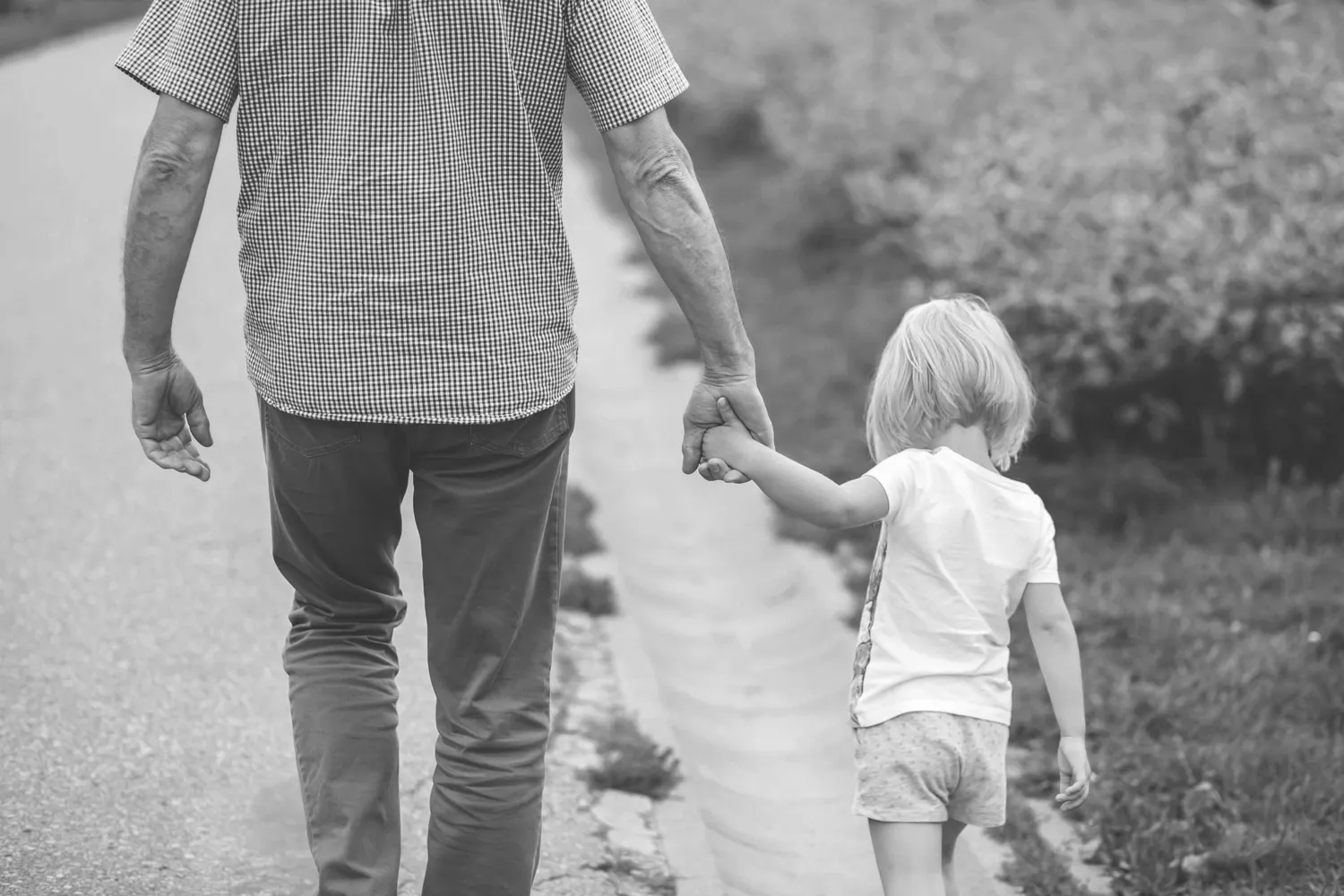 Pappa på promenad med barn
