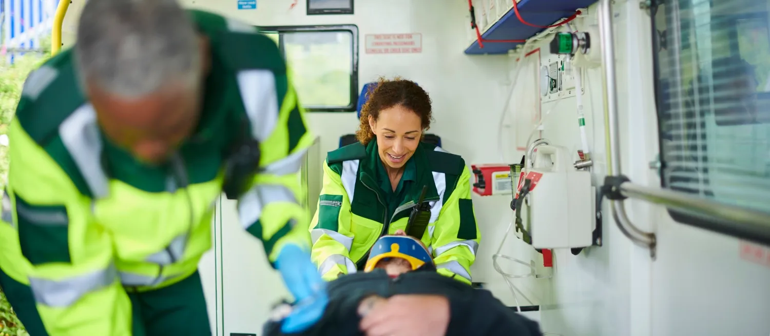 Specialistsjuksköterskor inom ambulanssjukvård arbetar i en ambulans.