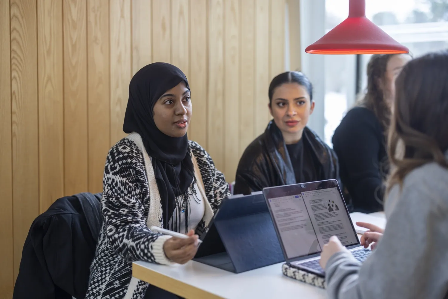 En grupp studenter pluggar tillsammans på campus Solna.