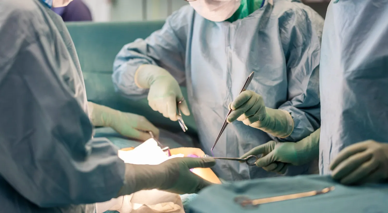 Studenter övar moment under fiktiv operation