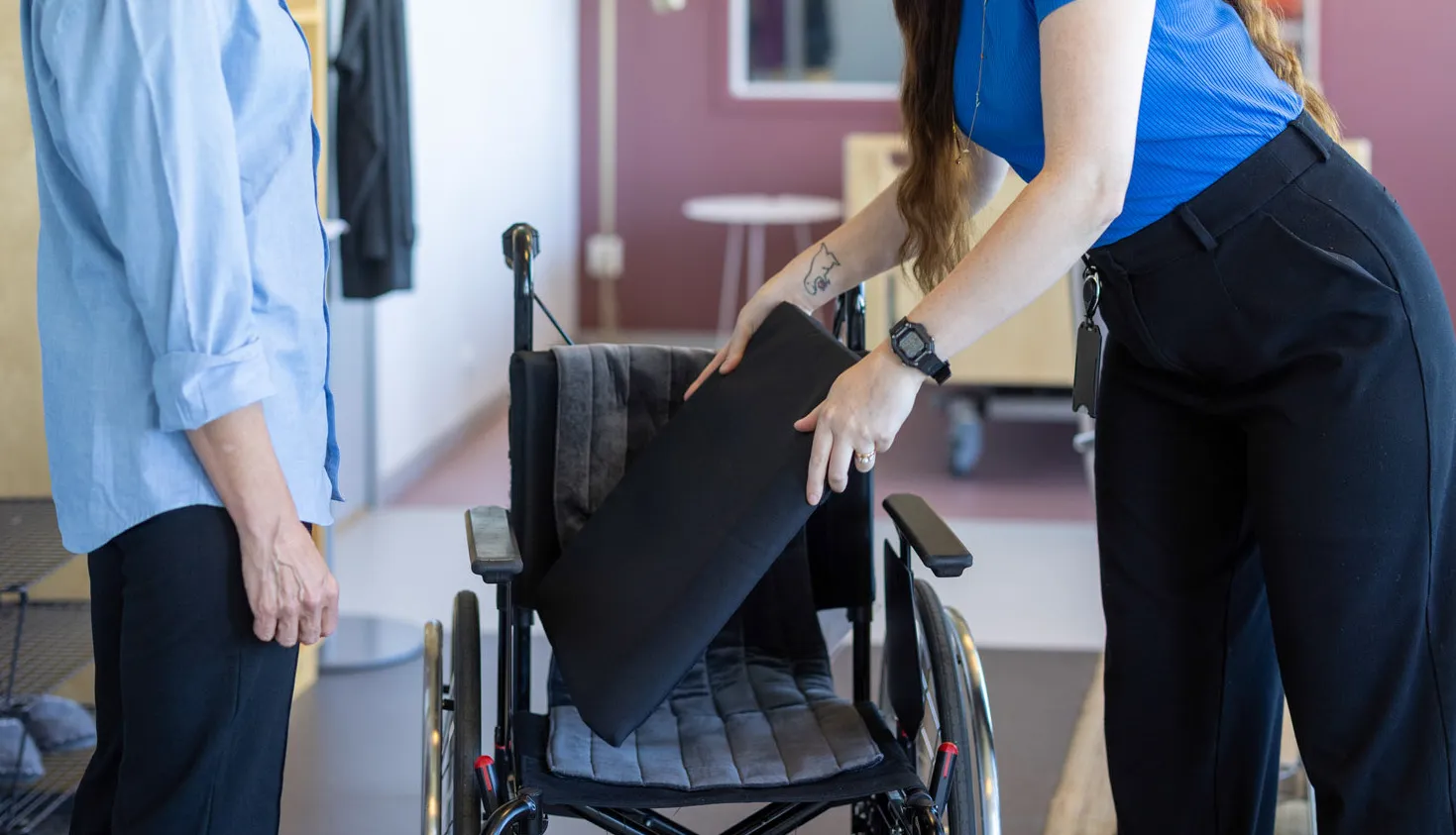 Arbetsterapeutstudent med lärare i träningslägenheten.