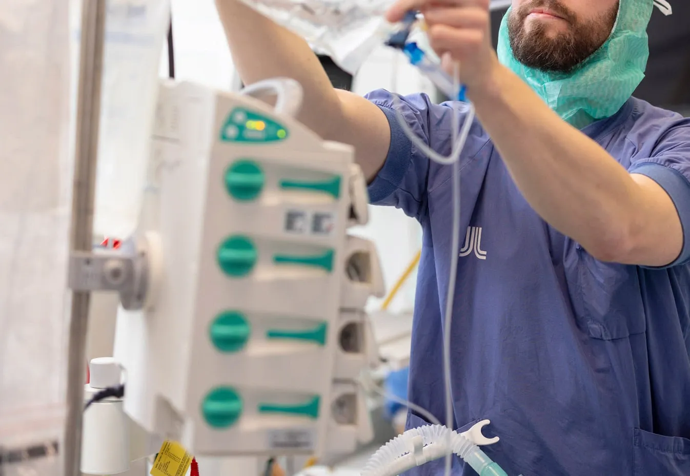 En specialistsjuksköterska inom operationsvård arbetar i en operationssal.