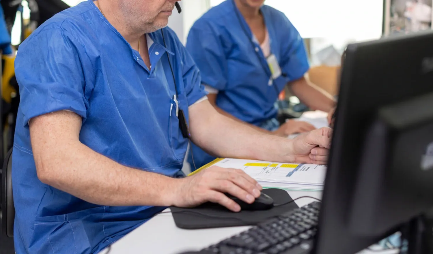 Lärare som sitter vid dator och illustrerar en lärsituation