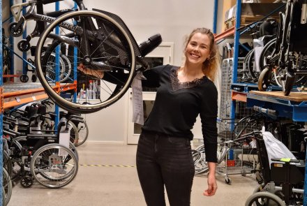 Frida är student på arbetsterapeutprogrammet. Här håller hon i en rullstol av kolfiber som väger bara 2,1 kilo.