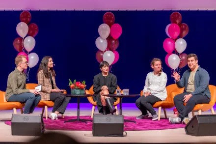 Bild på studenter som sitter på en scen och samtalar