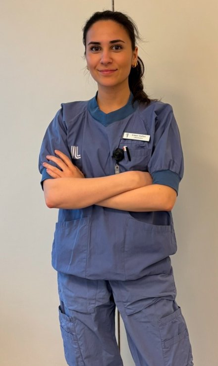 KI-student som tittar in i kameran