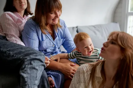 Kvinnor ur tre olika generationer från mormor eller farmor till bebis.