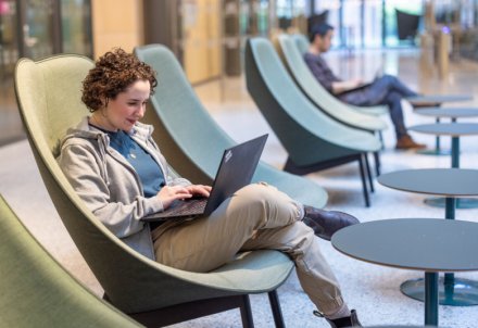 Student på campus Solna